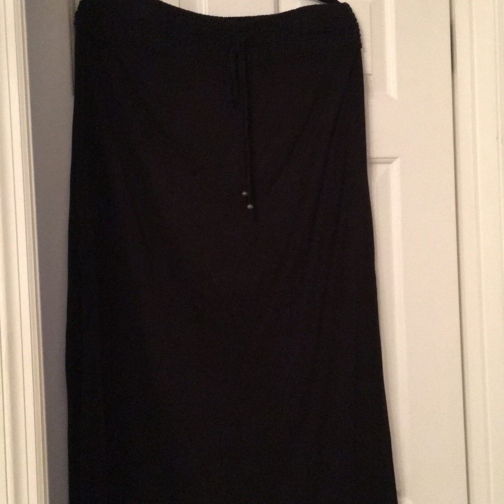 Skirt with skits on both sides.